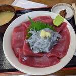 まぐろ食堂 - 私の頼んだ、生しらす2色丼の特盛り(税込1200 +200=1400円)