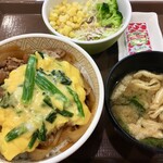 Sukiya - 「横濱オム牛丼 サラダセット」690円也。税込。