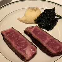 ウルフギャング・ステーキハウス 丸の内店 - 断面こんな感じ！付け合せと共に！