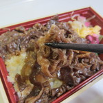 Kakiya Su Gyuumeshi - 甘辛く煮込まれた牛肉と御飯がとっても良く絡んでさすが柿安とうならせる絶品の牛飯に仕上がってました。