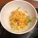 丸亀製麺 - 天かすと生姜で味変！