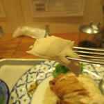 カオマンガイキッチン - 鶏肉はナンプラーをつけて