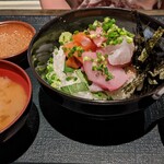 ウオヤマ食堂 - 海鮮のっけ丼（梅）小鉢、味噌汁、漬物つき