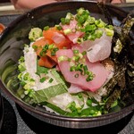 ウオヤマ食堂 - 海鮮のっけ丼（梅）味噌汁、漬物、小鉢付き