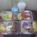 San Want Residences Taipei - 早朝出発のため朝食BOXを用意してくれました。水、コーヒー、ヨーグルト、フルーツ、パン類（写真は２人分）