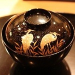 日本料理　百屋 - お椀の外側は白鷺