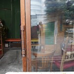 チリムーロ - 店内＝左がショーケース