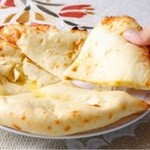 Parathik uresutoran - チーズナン（たっぷりチーズの入ったナン）