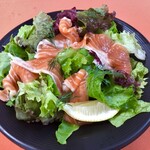 Ata - 生スモークサーモンマリネのサラダ