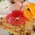 アフタヌーンティ・ティールーム - フルーツクレープのピーチソース添えのアップ