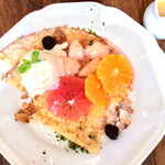 アフタヌーンティ・ティールーム - フルーツクレープのピーチソース添え