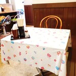 ピエ ドゥ コション - レストランのようなテーブル席