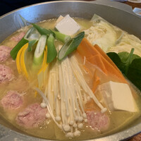 とり田 博多本店 - 団子は食感が残るよう砂肝が入っているため、煮込んでも赤いままです。