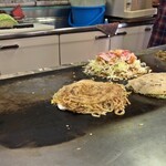 Okonomiyaki Ichiban - 調理中