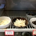 おふくろ亭 - マカロニサラダ、椎茸 昆布佃煮 各１００円