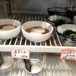おふくろ亭 - 温泉卵、きゅうりとワカメ酢の物 各１００円