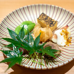 肉屋 雪月花 NAGOYA - 神戸牛の八幡巻き 愛知県無花果の白和え 食用鬼灯 カステラ卵 群馬県枝豆、呉の塩 北海道の水蛸、叩き蓮根の梅肉和え