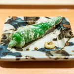 肉屋 雪月花 NAGOYA - 万願寺唐辛子の葛粉の白扇揚げ、 中にハネシタと白海老を詰めて