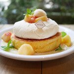 カフェ アクイーユ - 桃のレアチーズパンケーキ