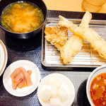 天ぷら定食まきの - まきの定食　最初の天ぷら、海老、イカ、舞茸。
