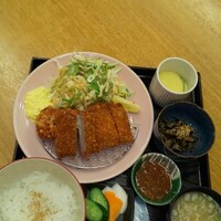丸新 - マグロチーズフライと鳥唐揚定食￥1380税込み(R2.8.14撮影)