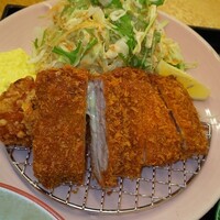 丸新 - マグロチーズフライと鳥唐揚定食のメインディッシュ(R2.8.14撮影)