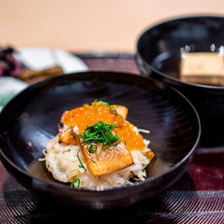 青草窠 - いくらと本鱒の炊き込みご飯、 豆腐の赤出汁、 香の物