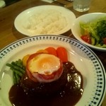 エアーフラッシュ - ハンバーグステーキ 目玉焼きのせ デミグラスソース ランチ \1050
