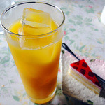 黄色いからす - オレンジジュースとミニケーキ