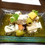 俺のフレンチ 銀座本店 - チーズの自家製オイル漬け　480円