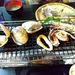 大漁亭 - 磯の風味を楽しむ、はまぐりや海老やイカの網焼き