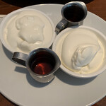 シクスバイオリエンタルホテル - 生クリームとシロップです。