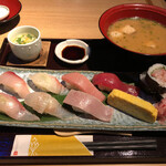 134891006 - 近大マグロと選抜鮮魚のにぎり寿司御膳(上) ¥1,600-
                      　　茶碗蒸し・あら汁付き