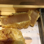 鮨・酒・肴　杉玉 浦安 - 大根の天ぷらの断面。ほんのり"おでん"味。