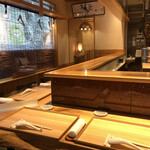 中華蕎麦 とみ田 - 衝立の付いたカウンター