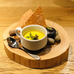 フロレゾン - 南瓜のヴィシソワーズ　鷄白レバーのマカロン　チェダーチーズのチュイル