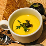 フロレゾン - 南瓜のヴィシソワーズ　鷄白レバーのマカロン　チェダーチーズのチュイル