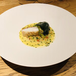 フロレゾン - オウモンハタのポアレ　ソーテルヌのブールブラン　トマト　キュウリ　バジル　レモンの皮のソース　ズッキーニ　オカワカメ