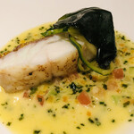 フロレゾン - オウモンハタのポアレ　ソーテルヌのブールブラン　トマト　キュウリ　バジル　レモンの皮のソース　ズッキーニ　オカワカメ