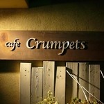 Crumpets - この看板が目印