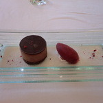アマンダンヒルズ - デザート：3種のショコラとカシスソルベ