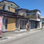 ひがしうら - 簾のある戸の奥は喫食エリアです。単車を停める際は速やかにエンジン停止を。