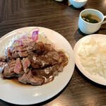 キャトルラパン - ステーキランチ 400g 味噌・ポン酢 全貌