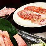 炭火焼肉GOSAMARU - 左上から時計回りに「上カルビ」「ヤキスキ」「特選厚切りたん塩」