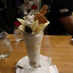 ヴァンヴェール珈琲 - 桃パフェ（750円）