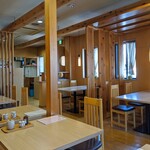 三嶋屋 - 店内　明るい木の空間