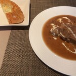 コグスダイニングカグラザカ - イタリア産仔牛の牛タンシチューとパン