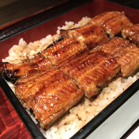 にょろ助 銀座 - 一口大に切り分けてあります