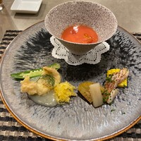 ピアット ディ テアトロ ヒビ - 賀茂茄子、ズイキ、長崎県産ノドクロ、とうもろこし、そうめん南瓜、鱧のフリット、オクラ、果肉入り北海道産はるかエイトの冷製トマトスープ