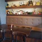 ル・ジャルダン・ブルー - 店内イートインスペースですが、ウェイティングに使われてました